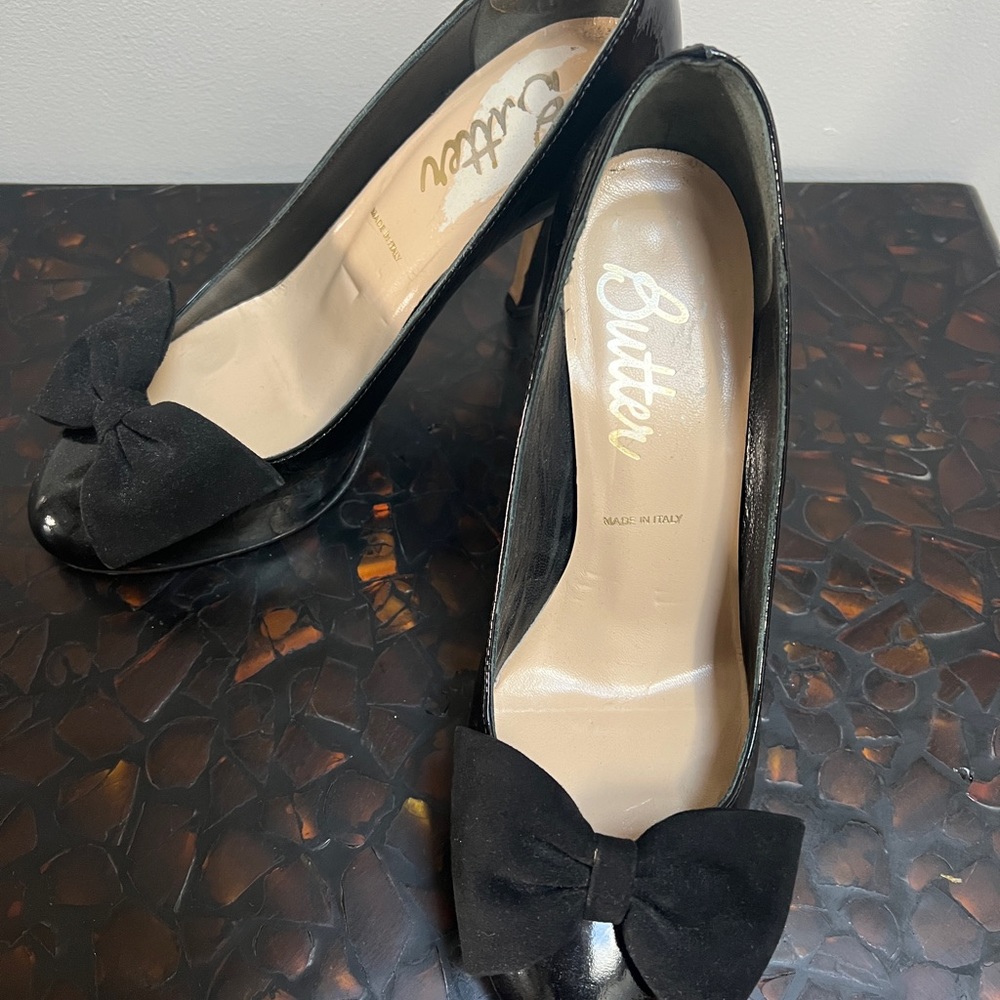 BUTTER Black Patent Leather pumps, made in Italy, bow at toe, 4” heel,9
